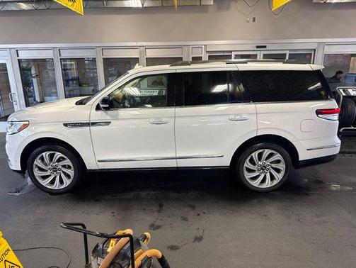 Pristine White Metallic Tri-Coat 2024 Lincoln Navigator Reserve