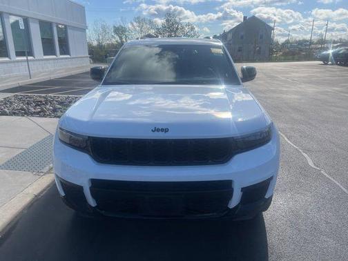 Bright White Clearcoat 2023 Jeep Grand Cherokee L Altitude
