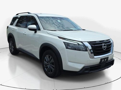 White 2024 Nissan Pathfinder SV