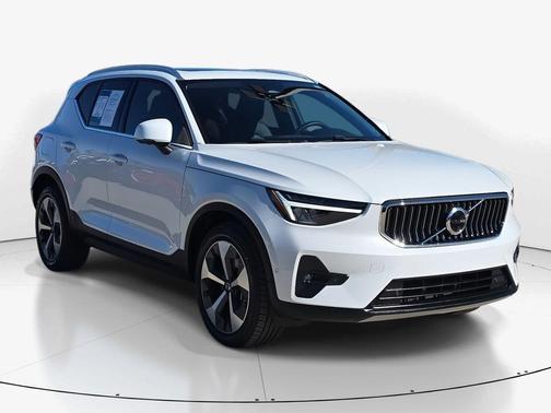 2023 Volvo XC40 B5 Plus Bright Theme