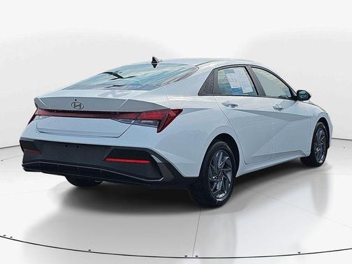 White 2024 Hyundai ELANTRA SEL