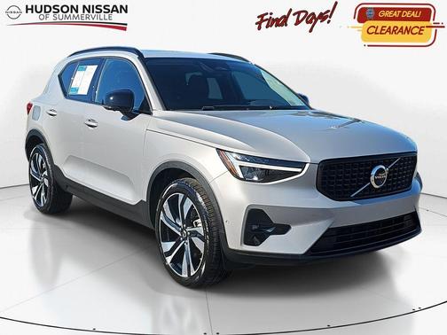 2025 Volvo XC40 B5 Plus Dark Theme