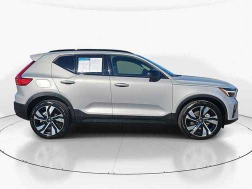 2025 Volvo XC40 B5 Plus Dark Theme