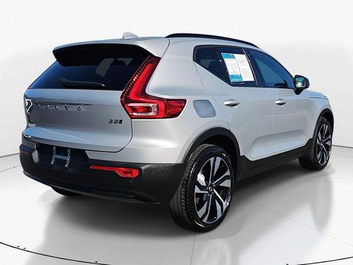 2025 Volvo XC40 B5 Plus Dark Theme