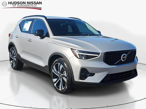 2025 Volvo XC40 B5 Plus Dark Theme