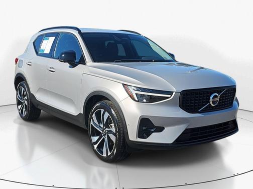 2025 Volvo XC40 B5 Plus Dark Theme