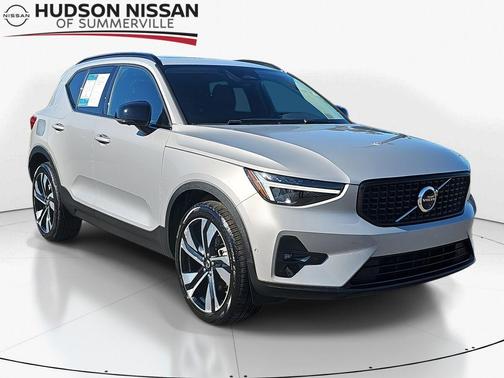 2025 Volvo XC40 B5 Plus Dark Theme