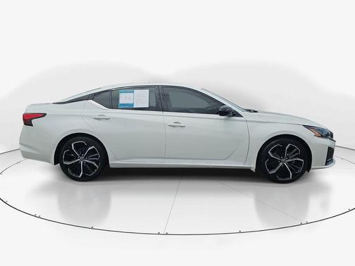 White 2023 Nissan Altima 2.5 SR