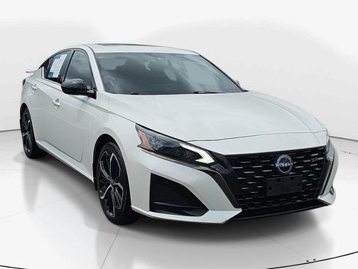 White 2023 Nissan Altima 2.5 SR