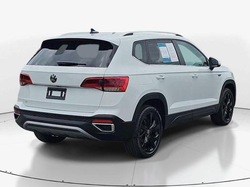 Pure White 2024 Volkswagen Taos 1.5T SE