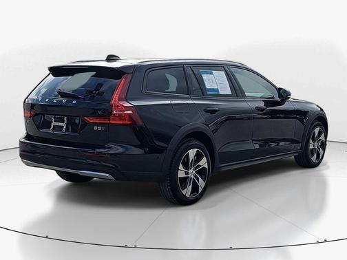 2025 Volvo V60 Cross Country B5 Plus