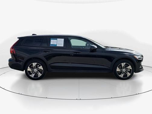 2025 Volvo V60 Cross Country B5 Plus