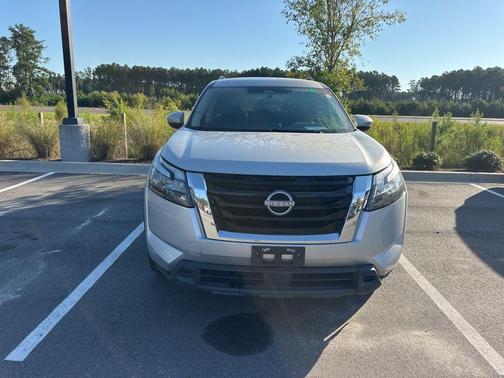 2023 Nissan Pathfinder SV