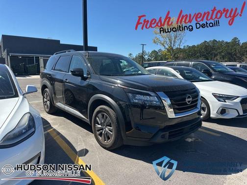 2024 Nissan Pathfinder SV