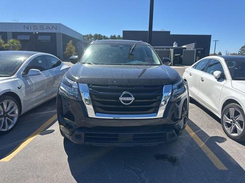 2024 Nissan Pathfinder SV