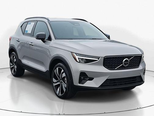 2025 Volvo XC40 B5 Plus Dark Theme