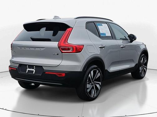 2025 Volvo XC40 B5 Plus Dark Theme