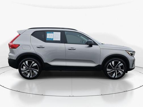 2025 Volvo XC40 B5 Plus Dark Theme