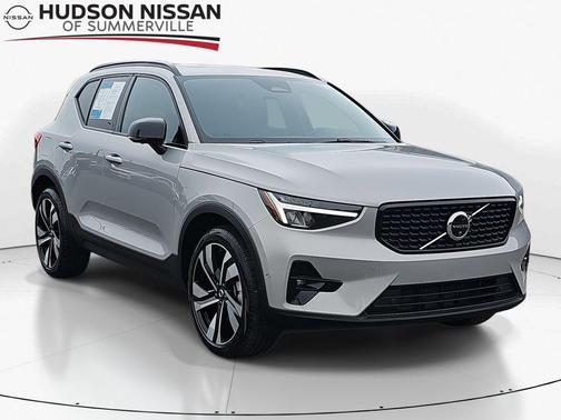 2025 Volvo XC40 B5 Plus Dark Theme