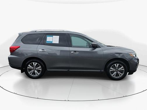 2017 Nissan Pathfinder SL