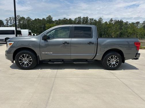 2023 Nissan Titan SV