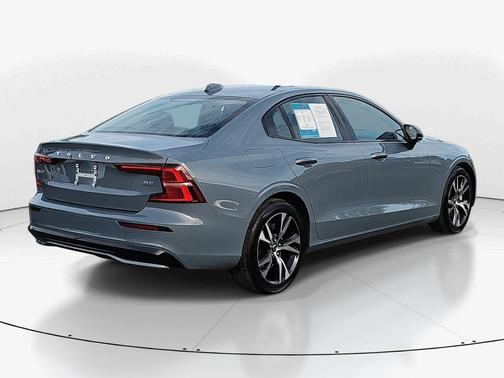 2024 Volvo S60 B5 Core Dark Theme