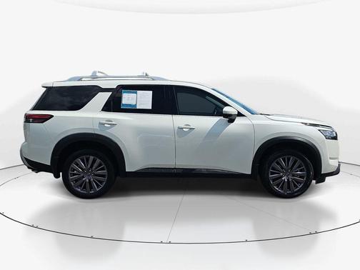 White 2023 Nissan Pathfinder SL