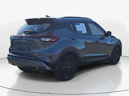 2022 Nissan Kicks SR