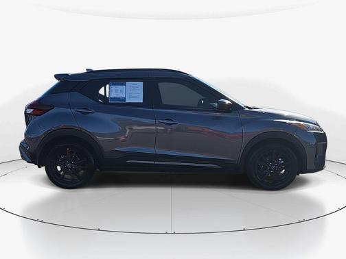 2022 Nissan Kicks SR