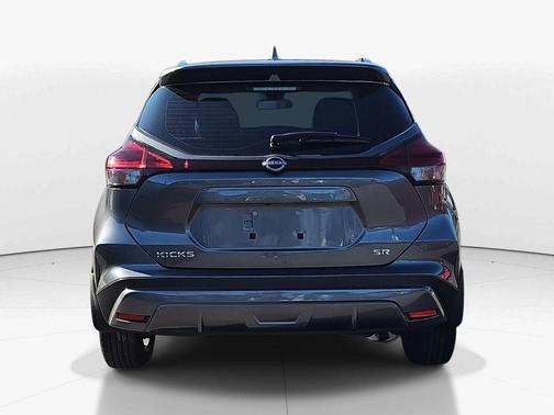 2022 Nissan Kicks SR