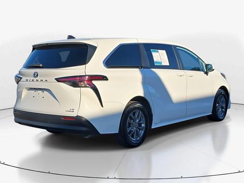 2024 Toyota Sienna LE