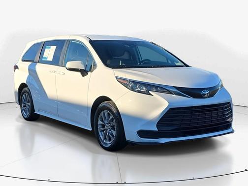 2024 Toyota Sienna LE