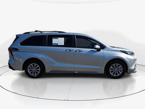2022 Toyota Sienna XLE