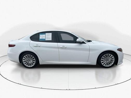 2022 Alfa Romeo Giulia Base