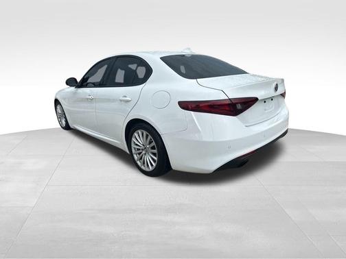 2022 Alfa Romeo Giulia Base