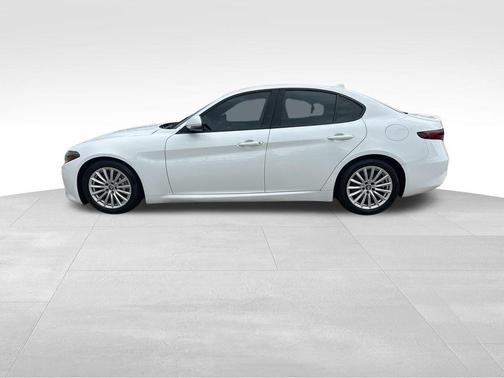 2022 Alfa Romeo Giulia Base