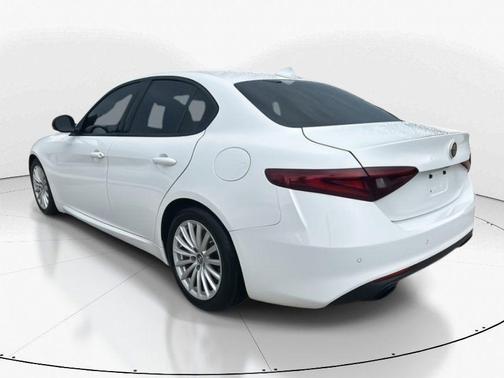 2022 Alfa Romeo Giulia Base