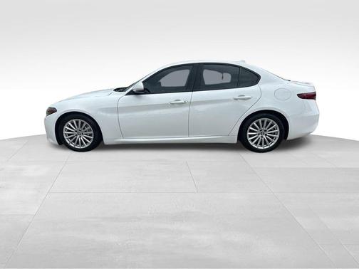 2022 Alfa Romeo Giulia Base