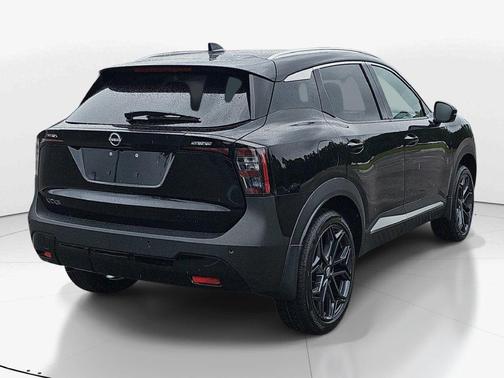 Super Black 2027 Nissan Kicks SR