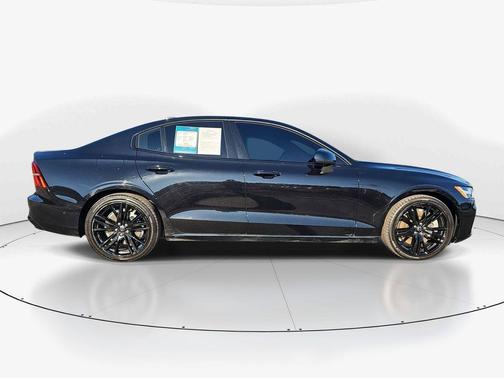 2024 Volvo S60 Recharge Plug-In Hybrid T8 Ultimate Black Edition