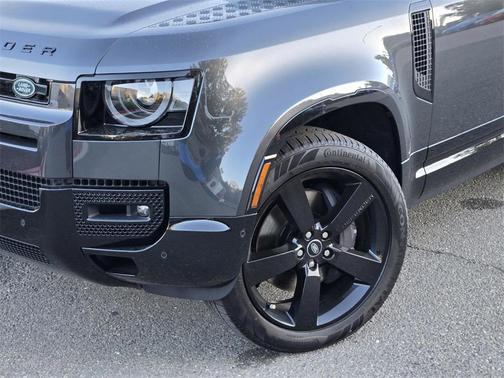 2025 Land Rover Defender 130 P400 X-Dynamic SE