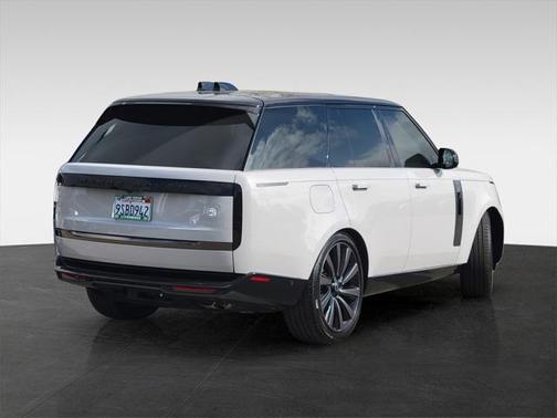 2025 Land Rover Range Rover P615 SV