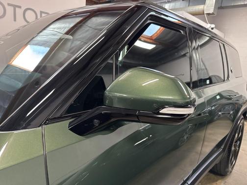 2025 Rivian R1S Adventure