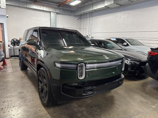 2025 Rivian R1S Adventure