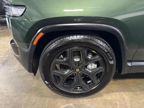 2025 Rivian R1S Adventure