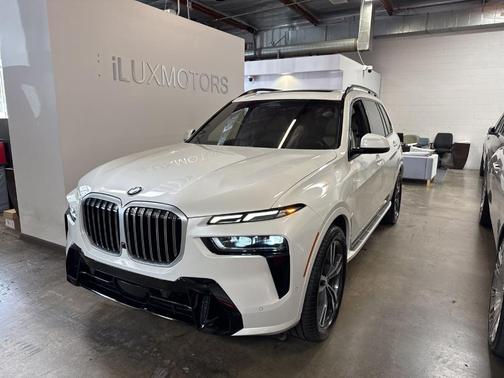 White Metallic 2024 BMW X7 xDrive40i