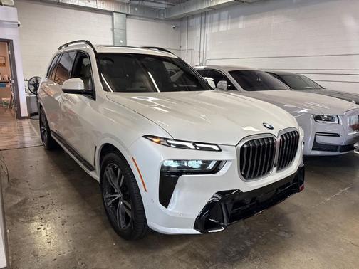 White Metallic 2024 BMW X7 xDrive40i