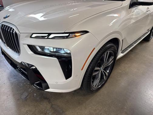 White Metallic 2024 BMW X7 xDrive40i