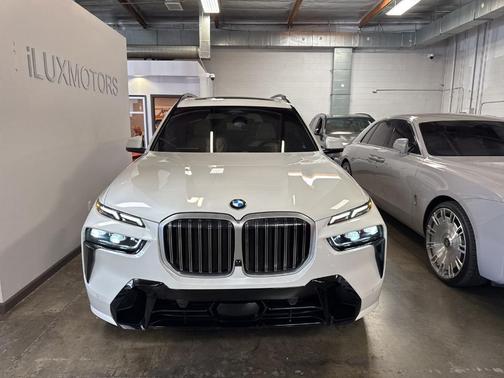 White Metallic 2024 BMW X7 xDrive40i