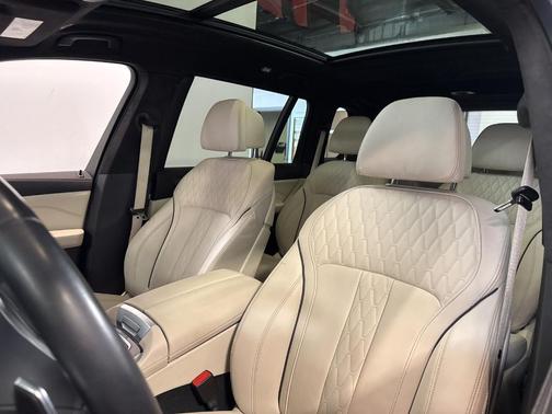 White Metallic 2024 BMW X7 xDrive40i